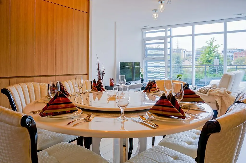 Semesterbostad Hydewest - Iceboat Terrace Furnished Townhome Toronto