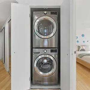 Holiday home Modern 2-bedroom W Floor To Ceiling Windows, Toronto